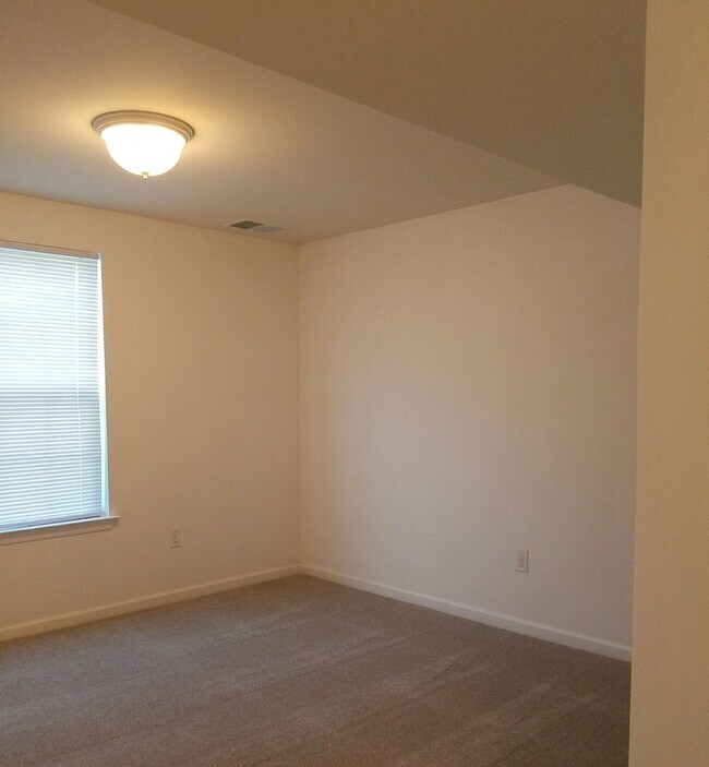 Foto del edificio - 1720 SF Townhome - 3 BR/1.5 BA - Kings Cro...