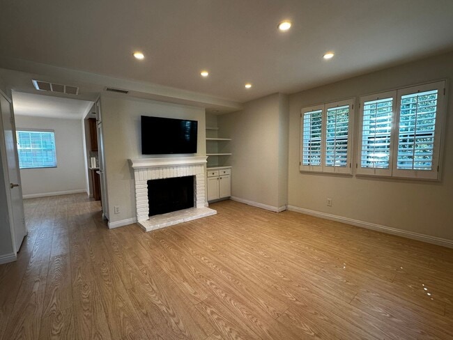 Building Photo - Townhouse in the heart of Pasadena