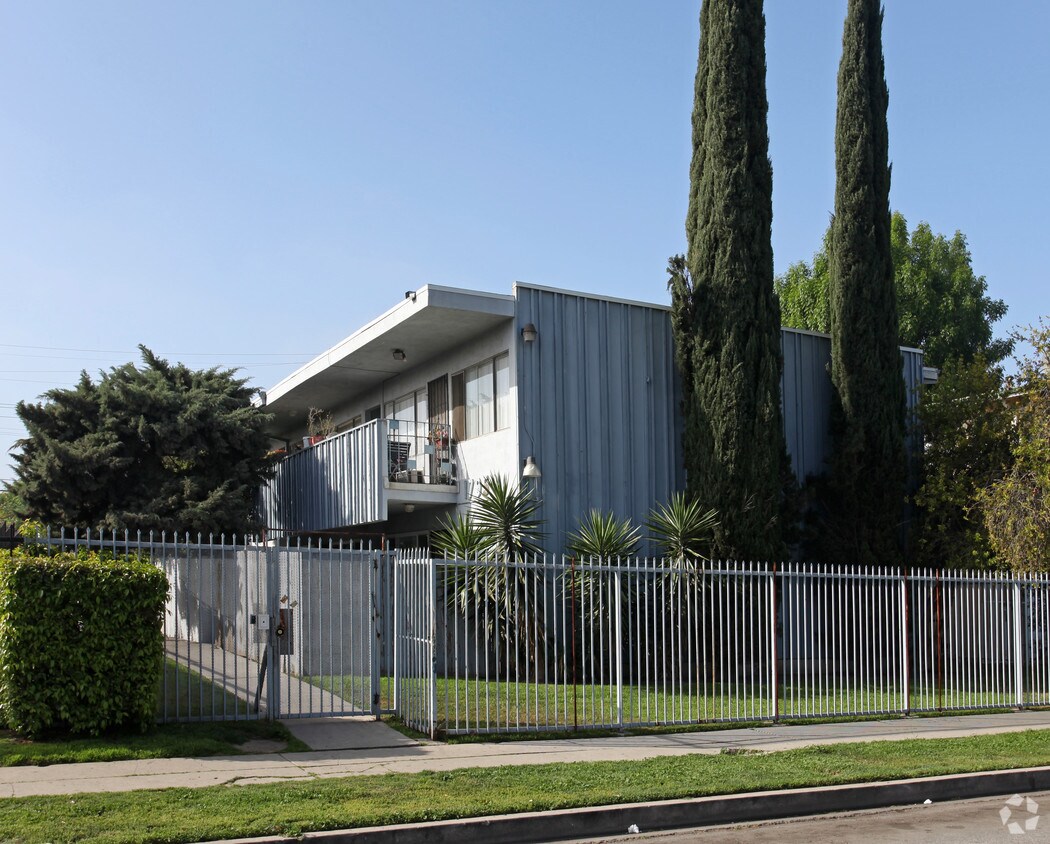 Primary Photo - 17950 Schoenborn St
