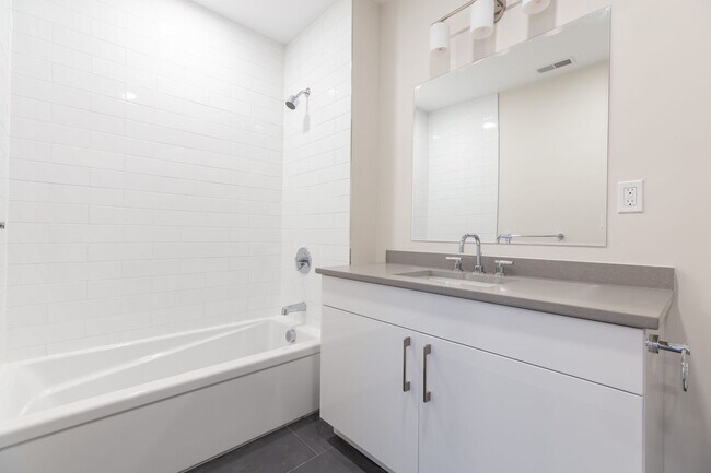Foto del edificio - Large Renovated Unit in South End, Stainless Steel Kitchen Appliances, Laundry on a Site