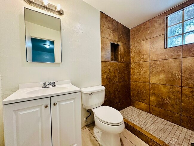 Foto del edificio - 1 Bedroom with Vaulted Ceilings, Walk In C...
