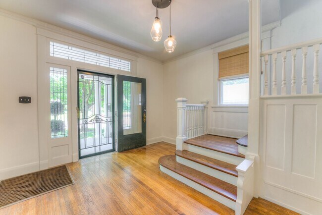 Foto del edificio - Beautiful 2 story home in the Central Gard...