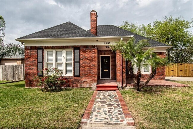 Building Photo - 330 Palmero St