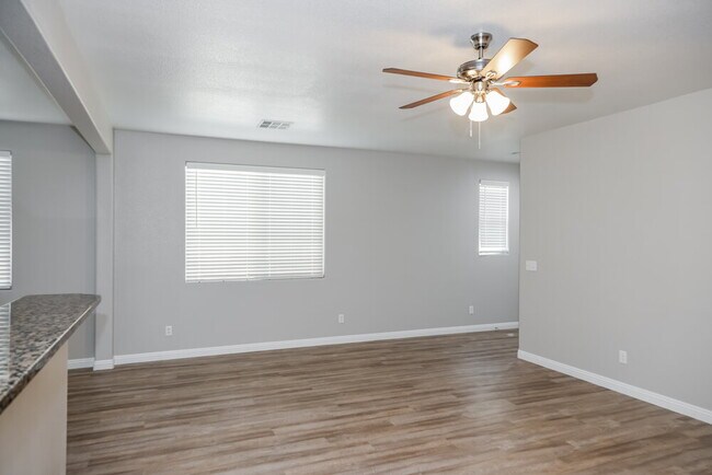 Foto del edificio - 181 Crested Creek Ave