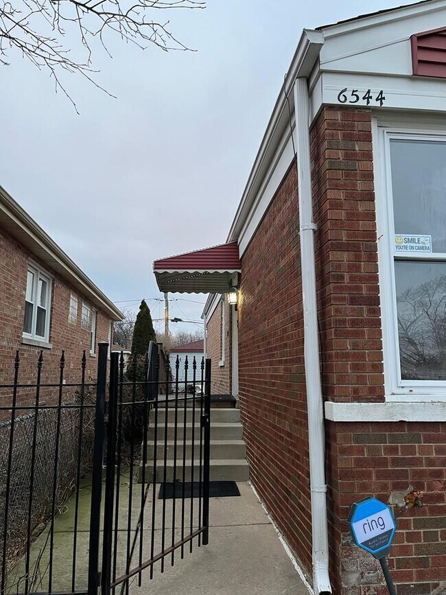 Building Photo - 6544 N Albany Ave