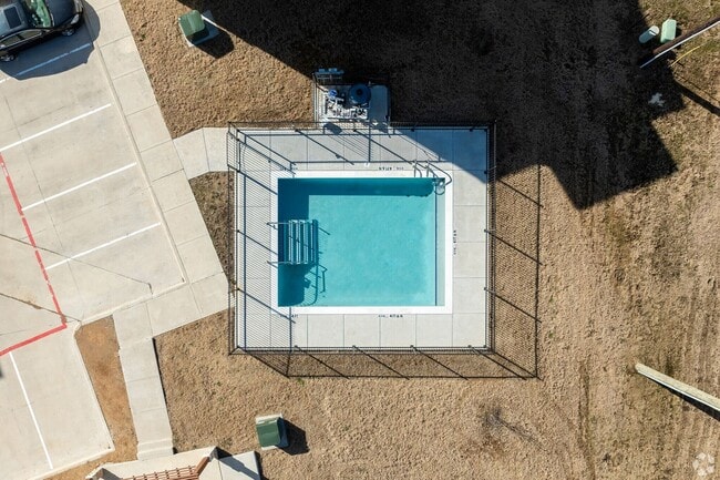 Building Photo - Modern Comfort in the Heart of Ennis