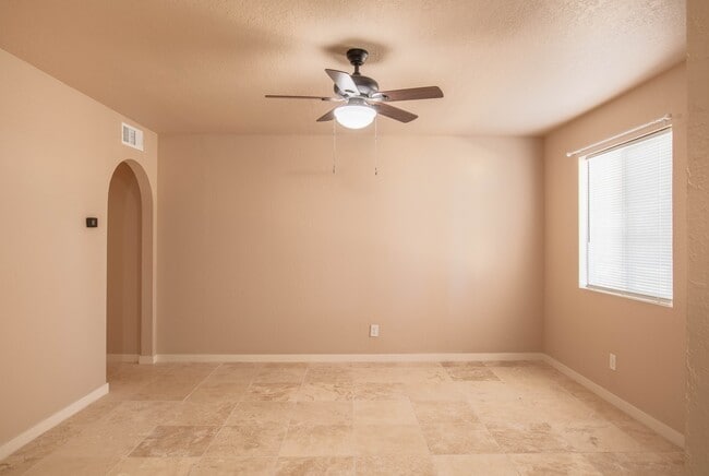 Building Photo - 2630 Fairway Dr