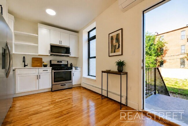 Foto del edificio - Charming 2 Bed 1.5 Bath Upper Duplex in Bushwick with Garden
