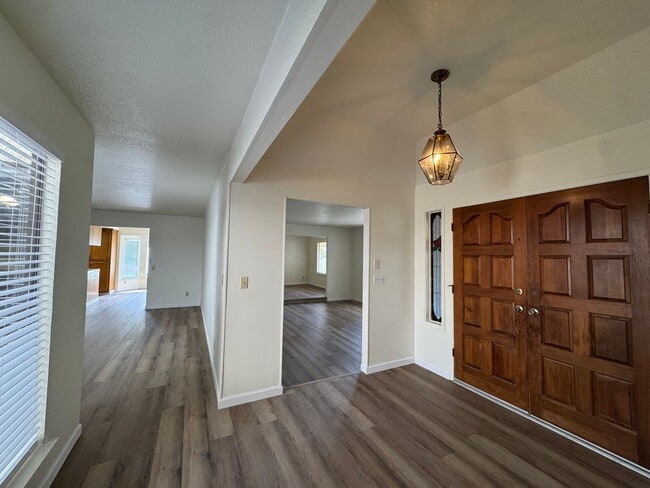 Building Photo - 657 W Escalon Ave