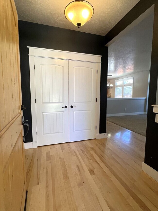 Building Photo - Gorgeous 4 bed 3 bath home in Meridian, ju...