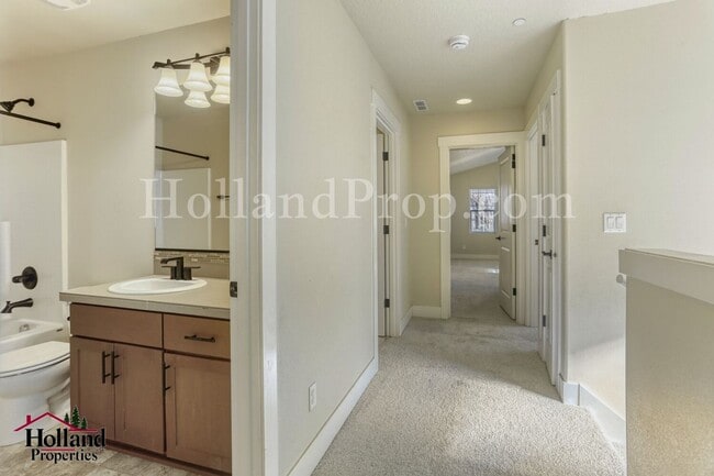 Building Photo - Charming 4-Bedroom Hillsboro Home with Attached Garage and Brand New Carpets!