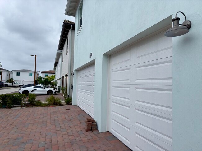 Building Photo - 5052 Grandiflora Rd