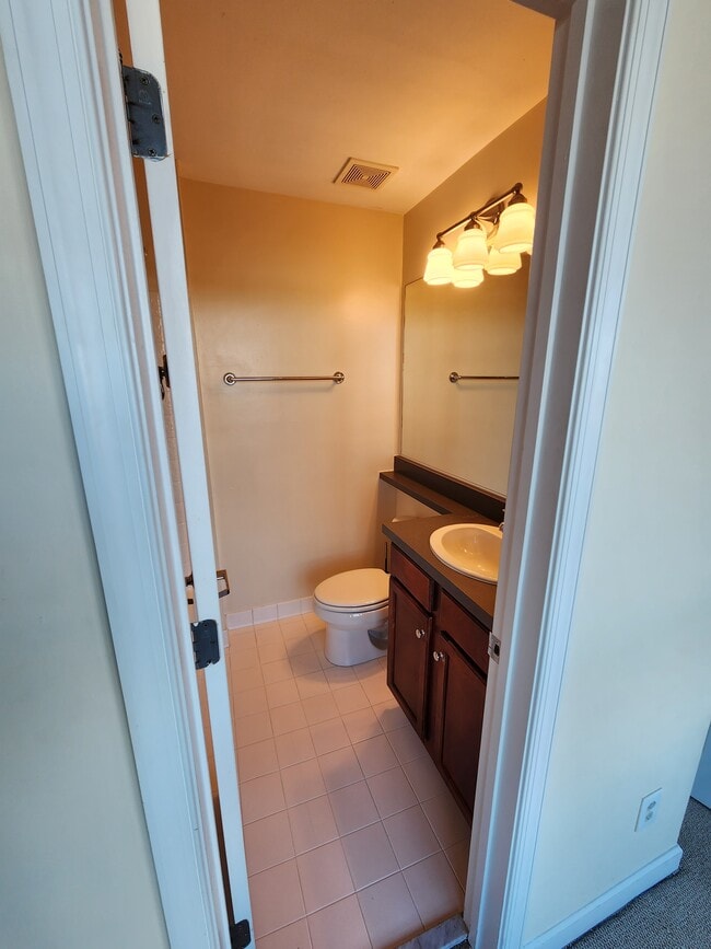 Upstairs Bathroom - 815 Porter St