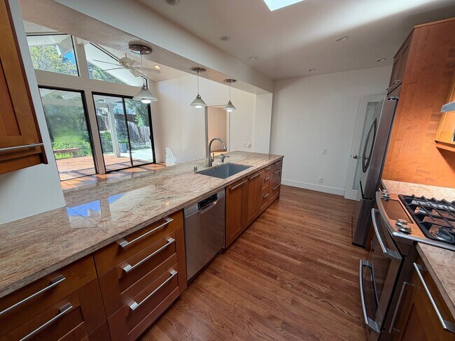 Foto del edificio - NIcely Updated Mill Valley 3x2 home with large yard, garage, HW floors, laundry