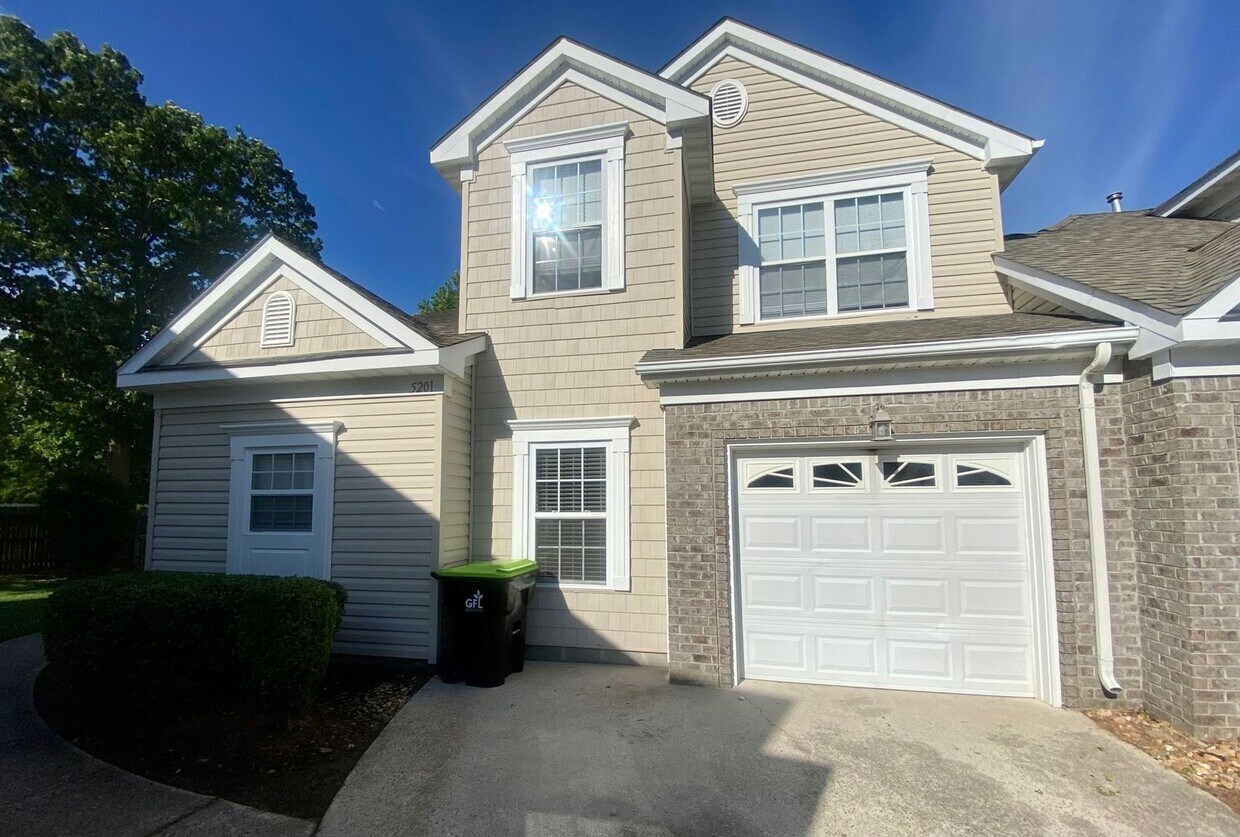 Foto principal - Spacious 4-Bedroom End-Unit Condo in Virgi...