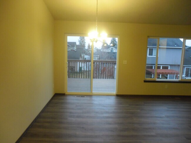 Foto del edificio - Newer Split Entry 4 Bedroom 3 Bath Home