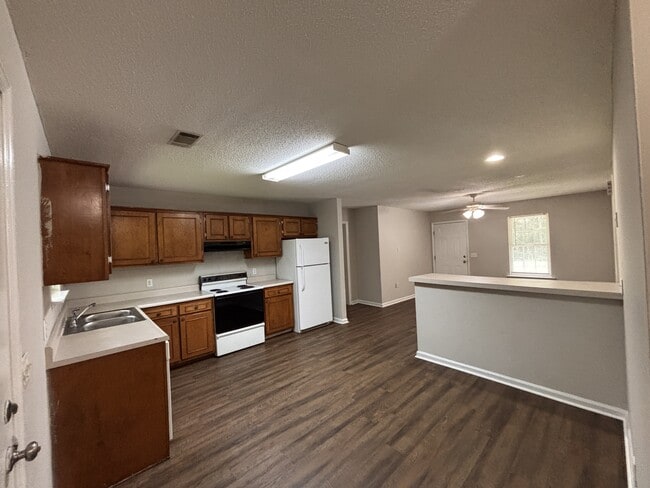 Building Photo - 201 Maderia Ct