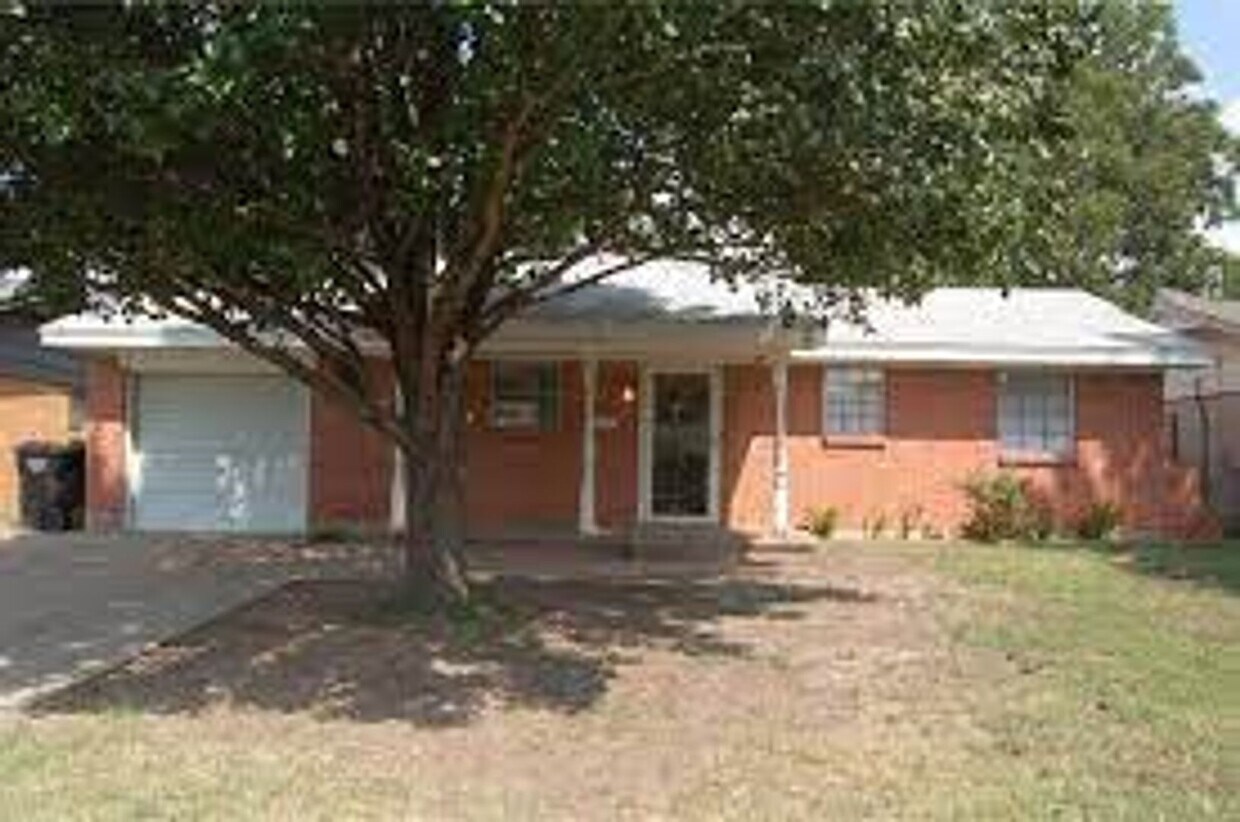 Primary Photo - Section 8 Approved Home in Moore! **DEPOSI...