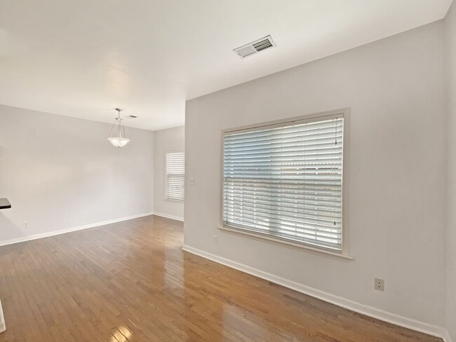Building Photo - 2037 Lennox Square Rd