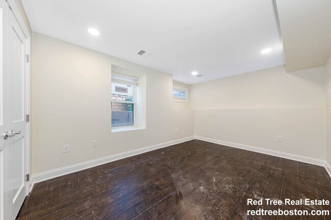 Foto del edificio - 70 Stanley Ave