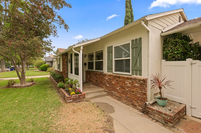 Foto del edificio - 4834 Stern Ave