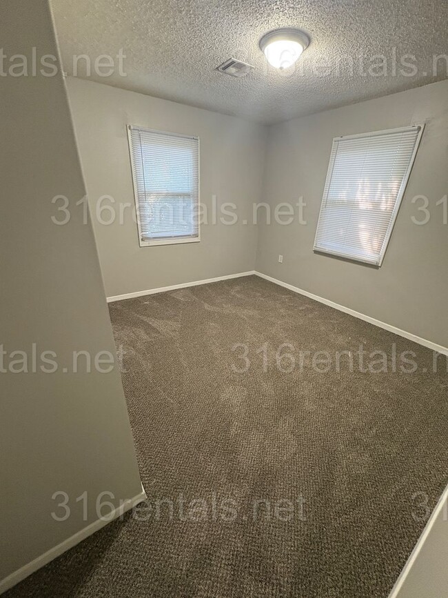 Building Photo - $950 - 3 bedroom / 1 bathroom - Single Fam...