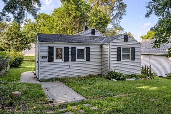 Building Photo - 2 Bedroom Benson Charmer!!