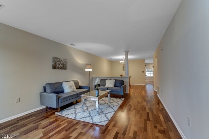 Foto principal - 118 Constitution Way