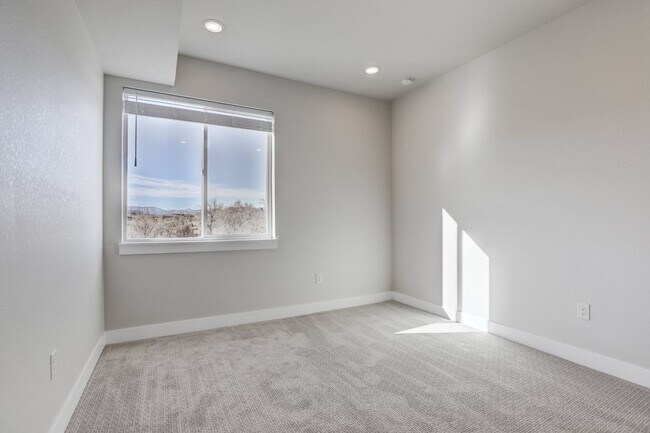 Foto del edificio - Modern 2 bedroom 2 bathrooms available in ...