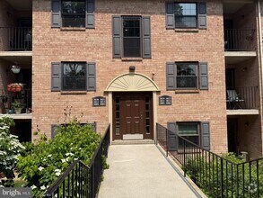 Building Photo - 3011 Valley Dr