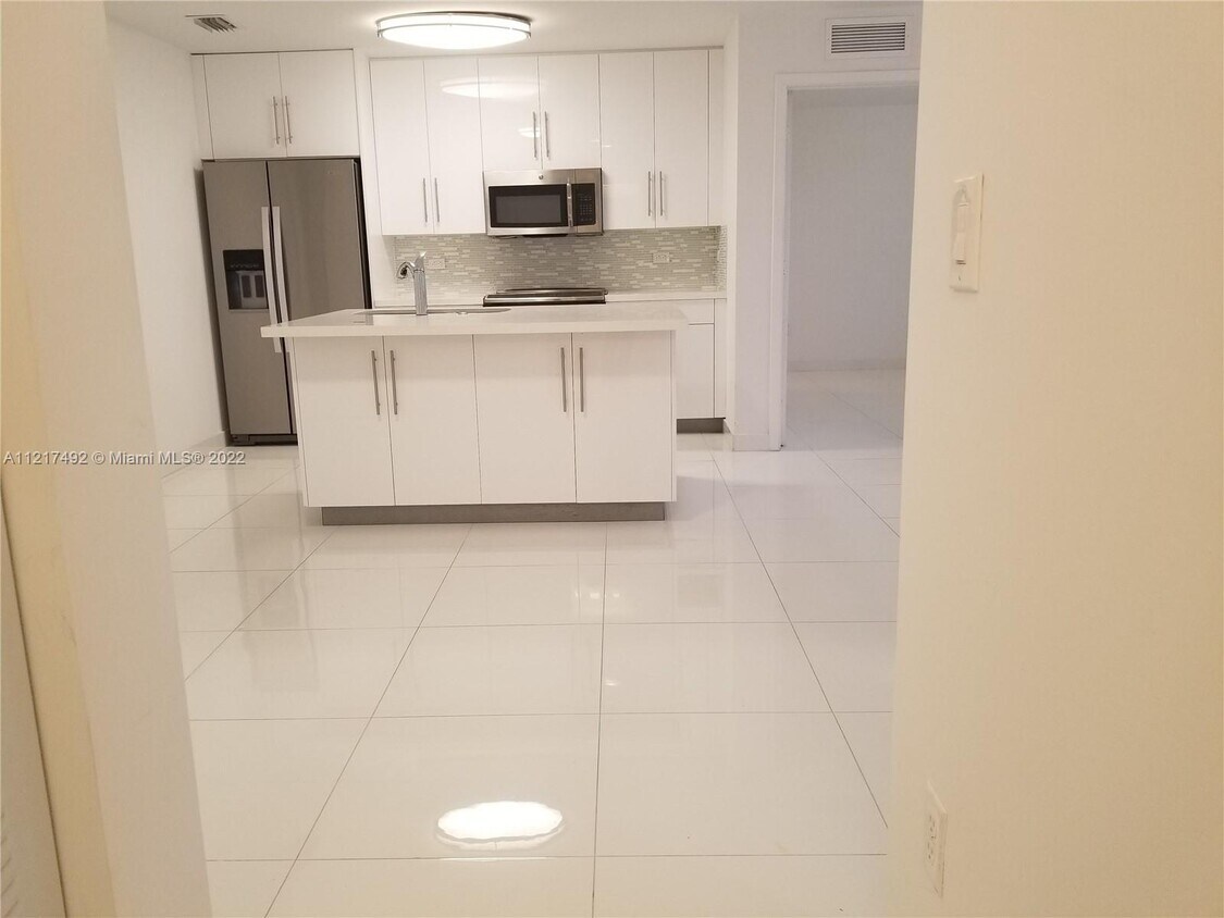 Beautiful bright and modern apartment - 2651 NE 212th Ter