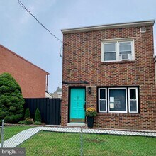 Building Photo - 738 Poplar St