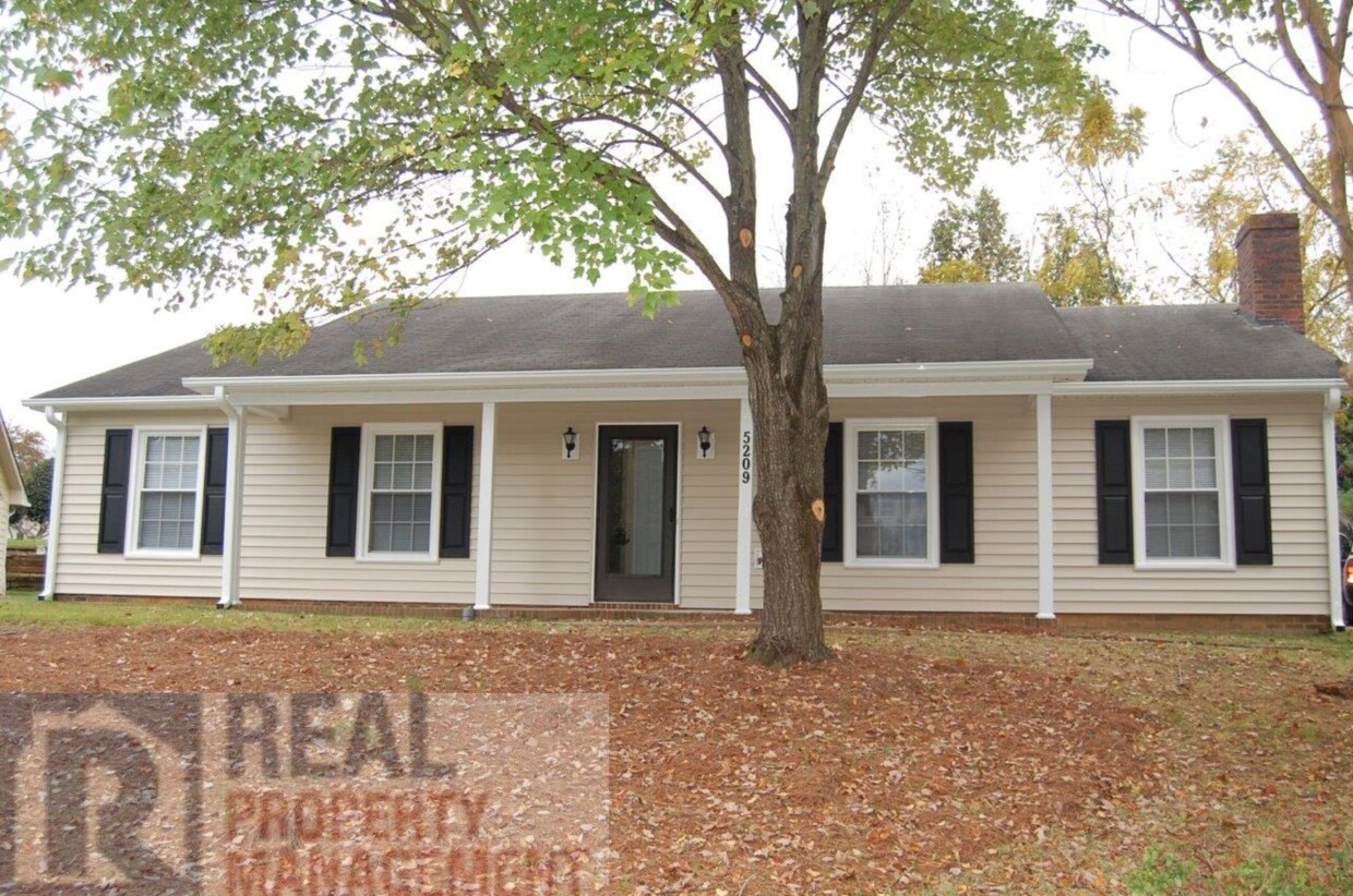 Foto principal - Spacious 3BR/2BA Ranch Home w/fenced yard ...