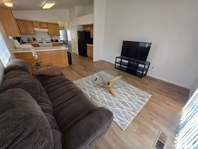 Foto del edificio - Fully furnished 3 bedroom, 2.5 bath home in Fernley, $3500 per month and includes utlities