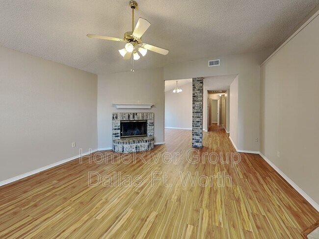 Foto del edificio - 7929 Gardengate Ln