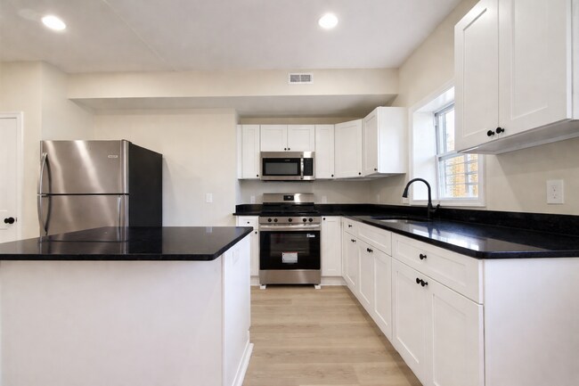 Foto del edificio - Modern 3BR Rowhome with Finished Lower Level & Rear Deck