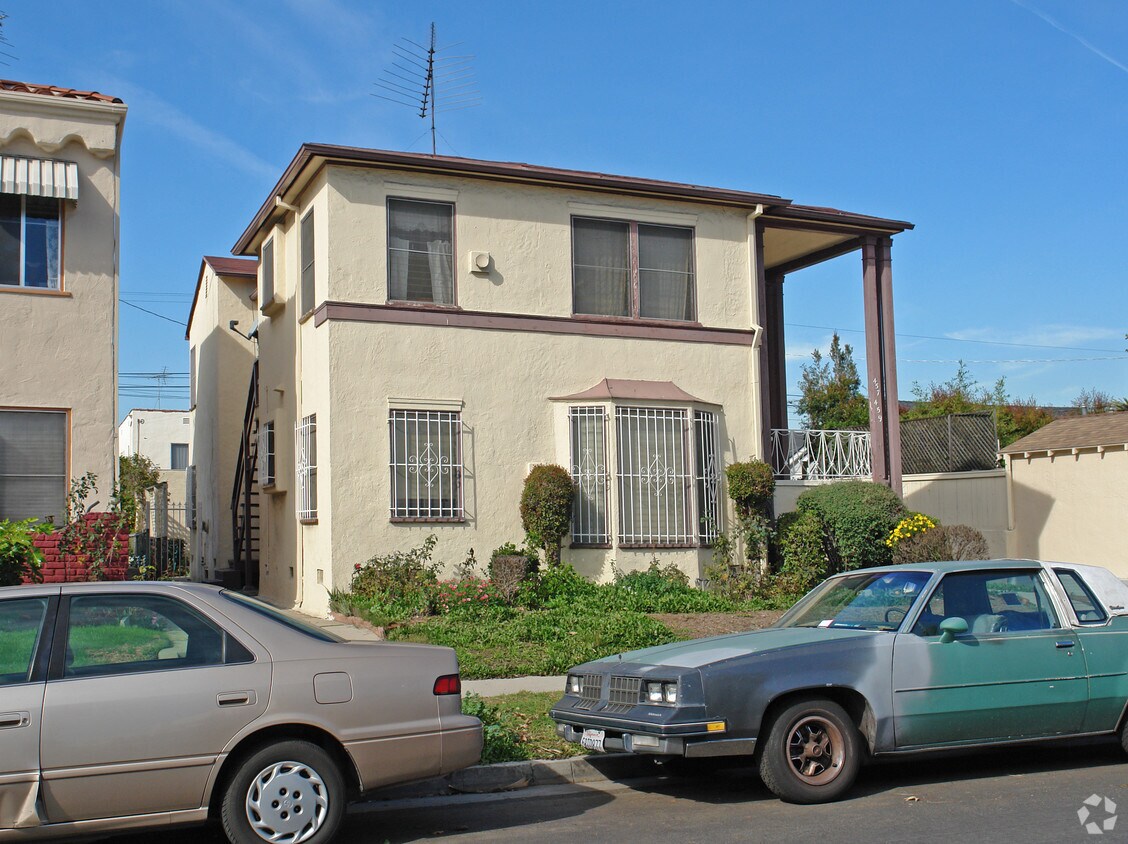 Building Photo - 457 N Stanley Ave