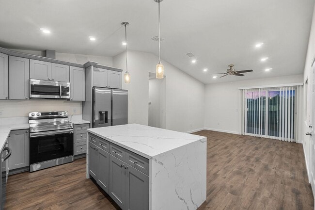 Foto del edificio - Up to $1400 off 1st month!! Vista - 3 bed/...