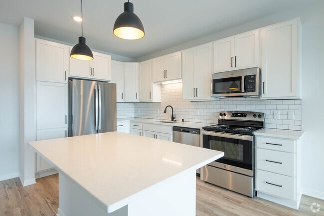 1BR, 1BA -795SF - Two Points Crossing