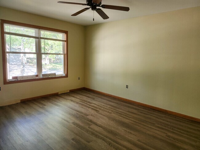 Foto del edificio - 1323 W Main St