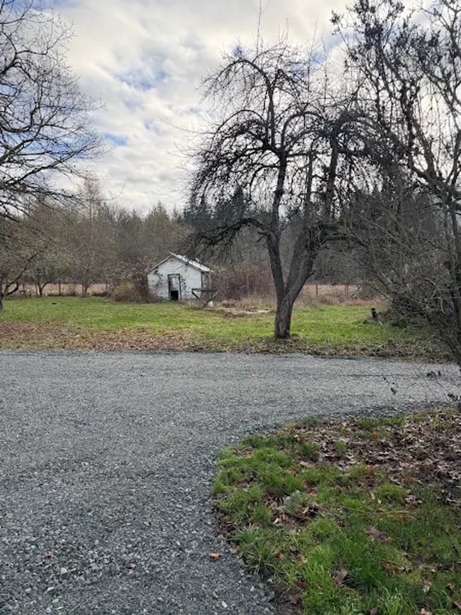 Building Photo - Spacious, clean, updated home ready now!