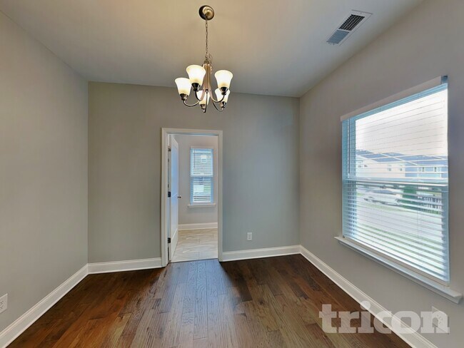 Foto del edificio - 311 Cloverbrook Way