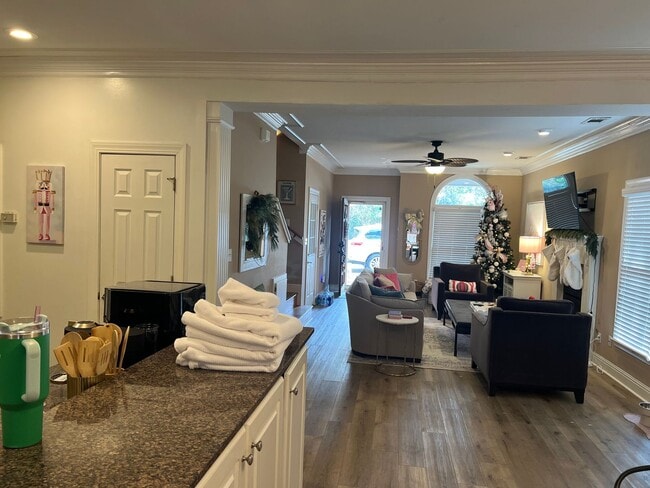 Foto del edificio - 6 Bedroom Pierce Ave