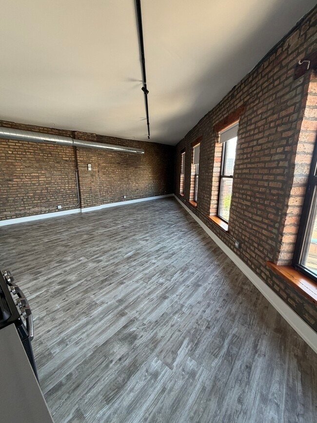 Building Photo - 1572 N Milwaukee Ave