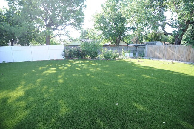 Building Photo - 2801 N Crescent Dr