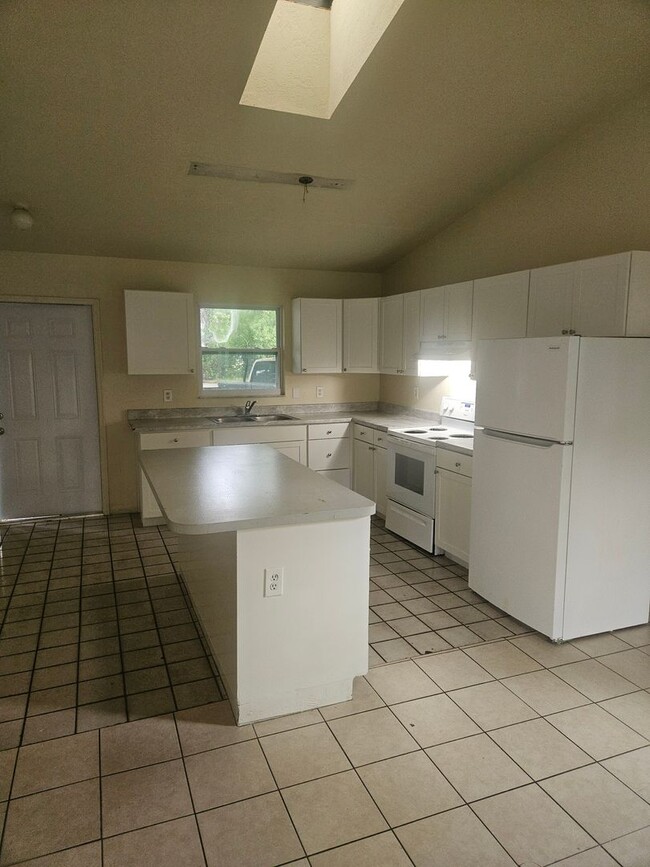 Building Photo - 2/1 DUPLEX