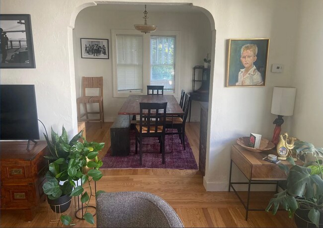 Foto del edificio - Beautiful Spanish townhouse with parking and in unit laundry!