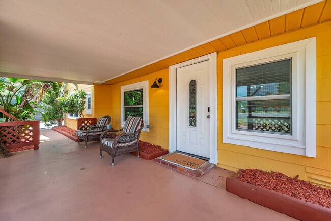 Foto del edificio - Fully Furnished Pool Home | Flexible Lease...