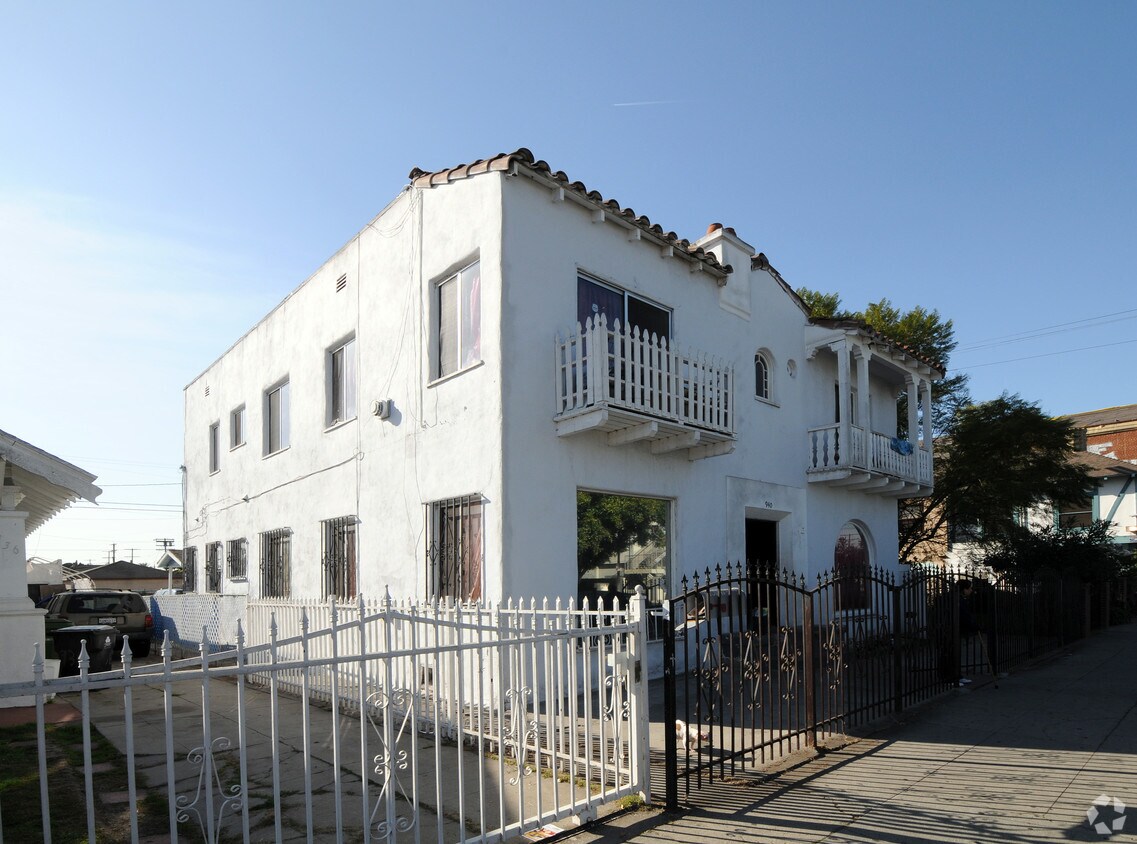 Building Photo - 940 W 53rd St