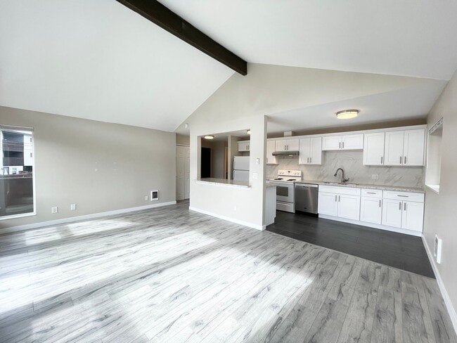 Building Photo - 14320 Roosevelt Way N